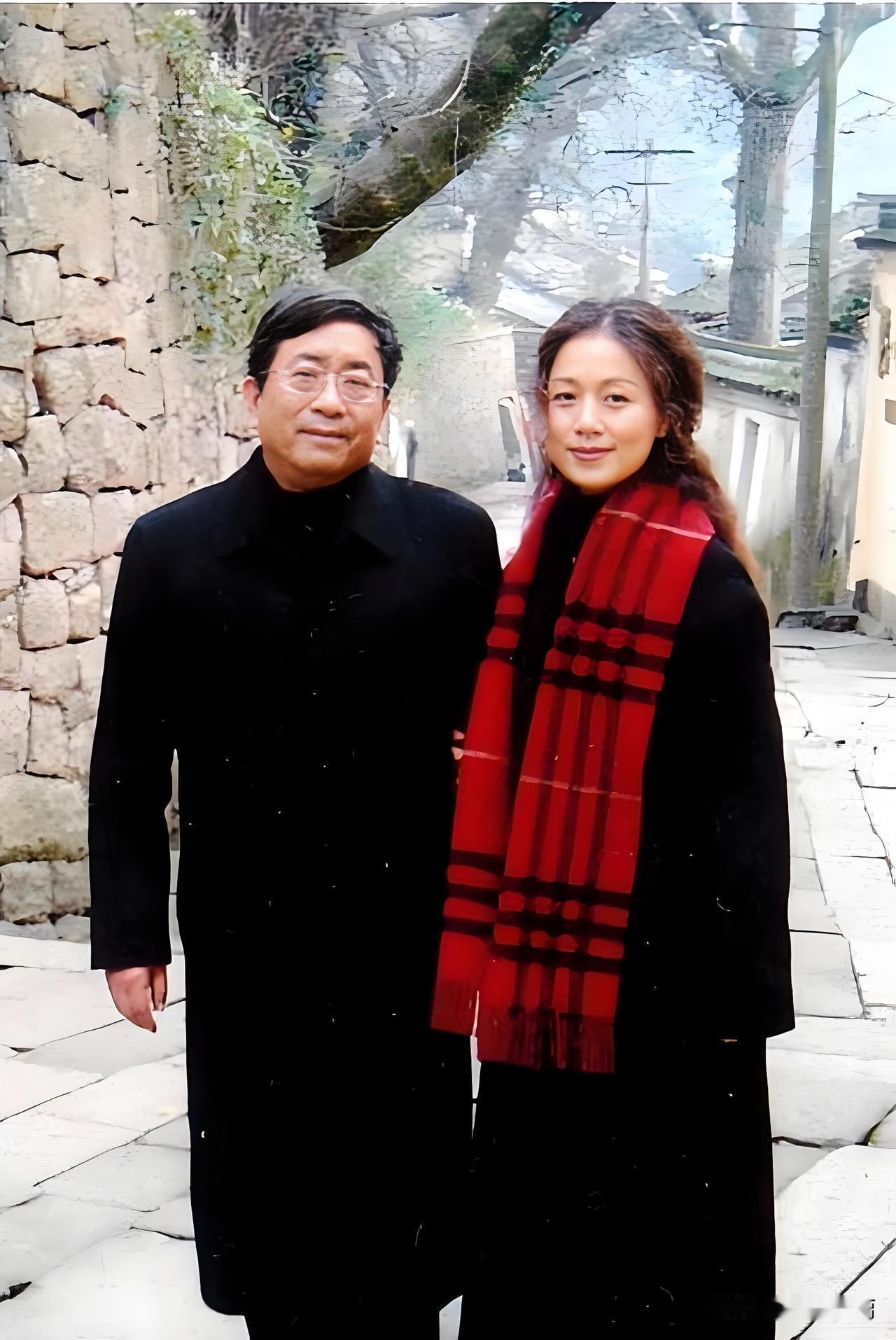 第一张照片拍摄于1992年，余秋雨与马兰刚结婚，当时余秋雨46岁，马兰30岁。一