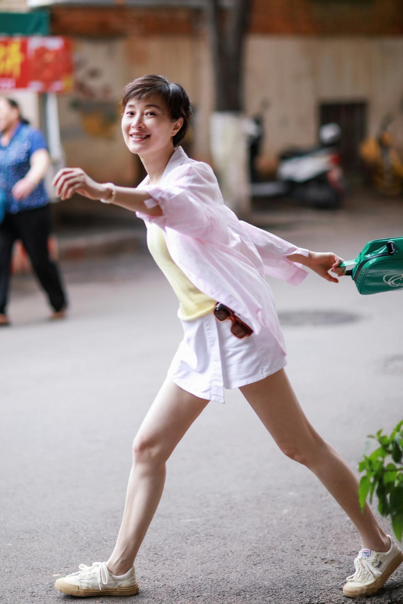 54岁的吴越状态好极了，一个人也能越活越精彩！虽然年过半百仍单身，但不仅没有丝毫