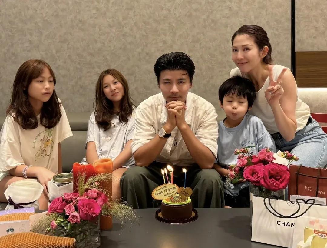蔡少芬晒照，为老公张晋庆祝生日。俩人不仅亲密撒糖，还罕见晒出了三个孩子的“真面目