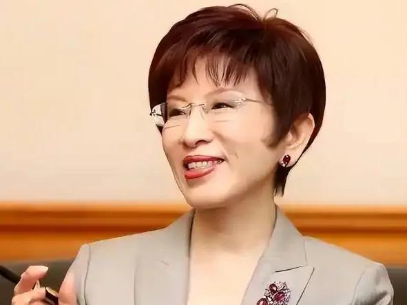 9月2日，台北《联合报》报道:“国民党前主席洪秀柱确认出席9.3阅兵式，她强调抗