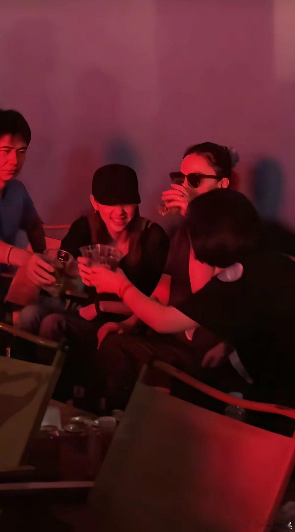 王菲头上戴着大红花在边上老实坐着，旁边摄影师Ryan和欧阳娜娜亲密的抱着对方，说着悄悄话，Ryan的