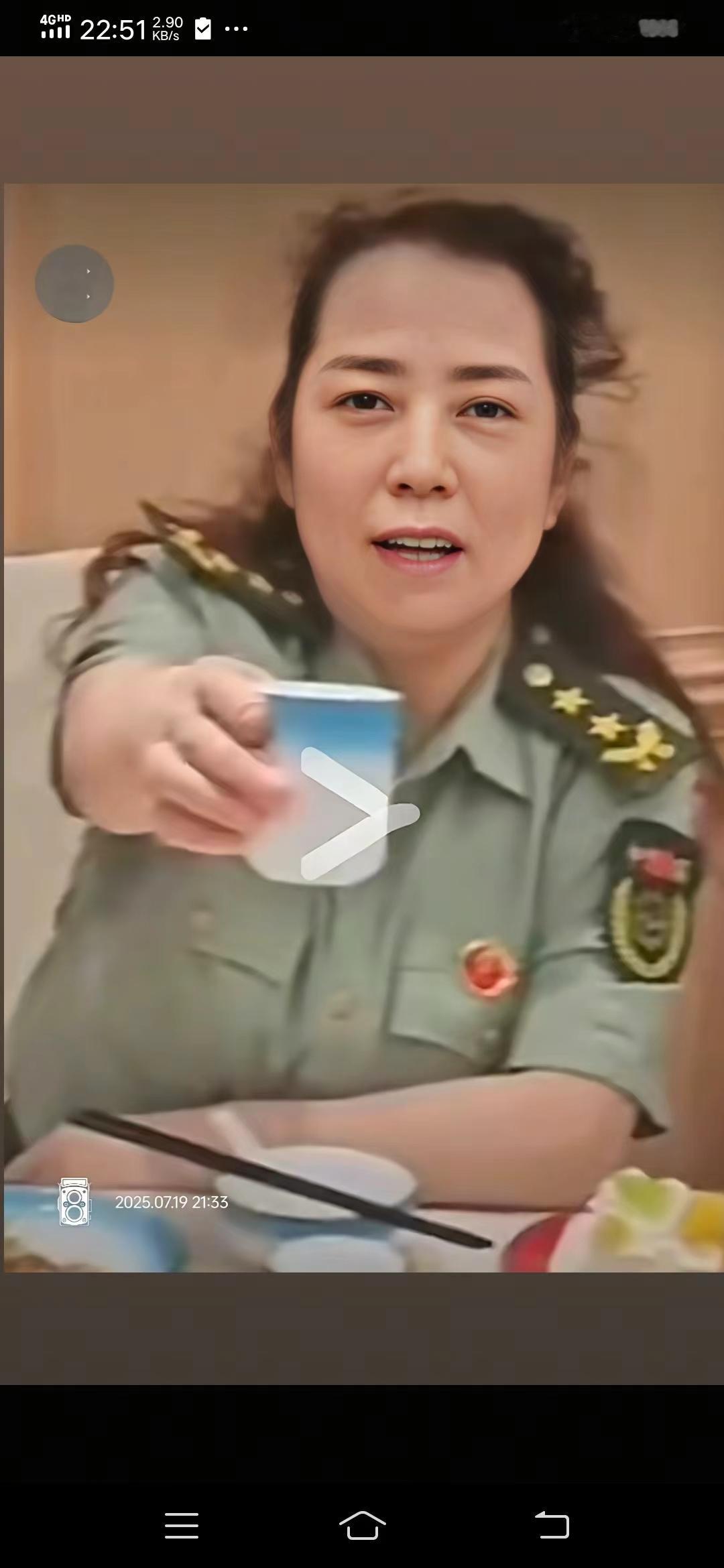 这是冒充军人，不能仿冒军服警服，这人穿的是什么服装？不单只是这一个人穿，好像还有
