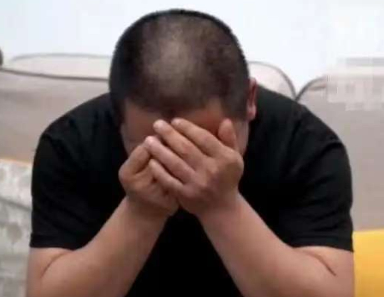 浙江宁波，一男子的妻子得肿瘤病逝，他痛失爱妻，哭的死去活来，可他整理妻子遗物时，
