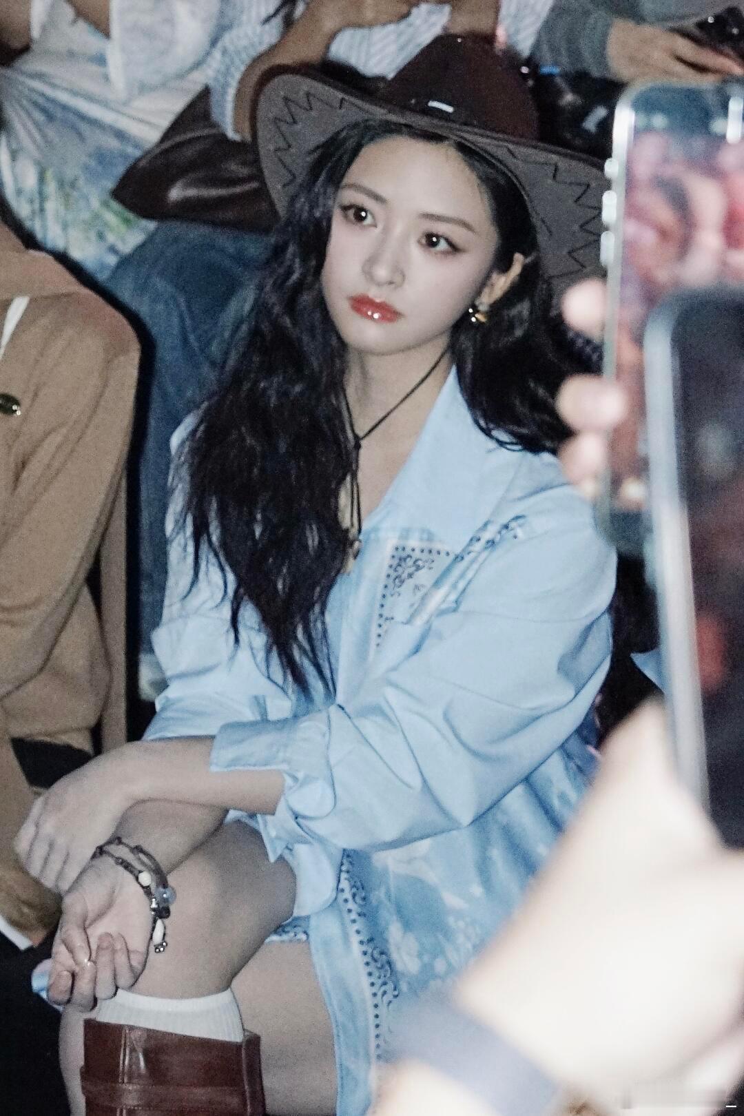 酷酷的牛仔其实是一个害羞女孩哈哈哈哈这场出图好美啊特别有氛围的一套穿搭沈月｜时装