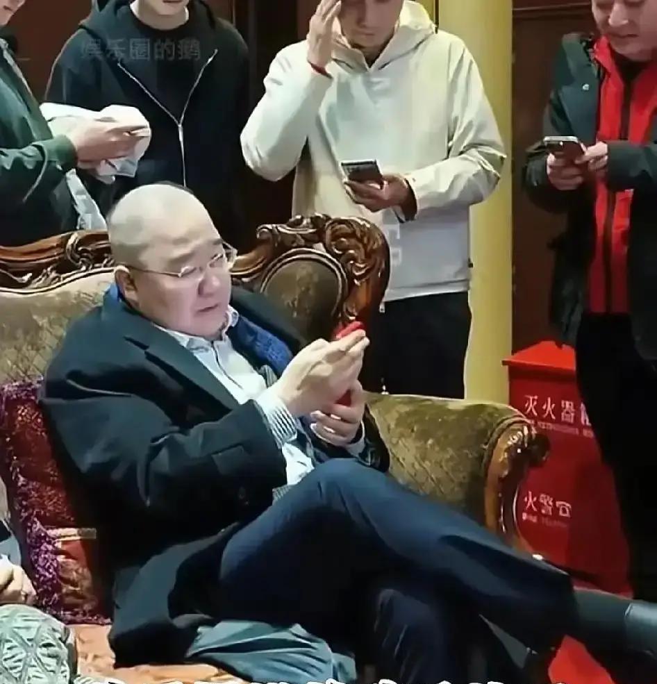 亲生父亲冰球梦全押给小儿子，大儿子在片场拼出血路。英达离婚后，资源全砸英如镝，