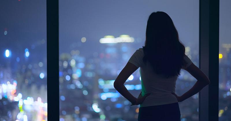 “大龄剩女”正在消失，！30岁之后还单着的女生，有没有发现一件挺意外的事？身边那