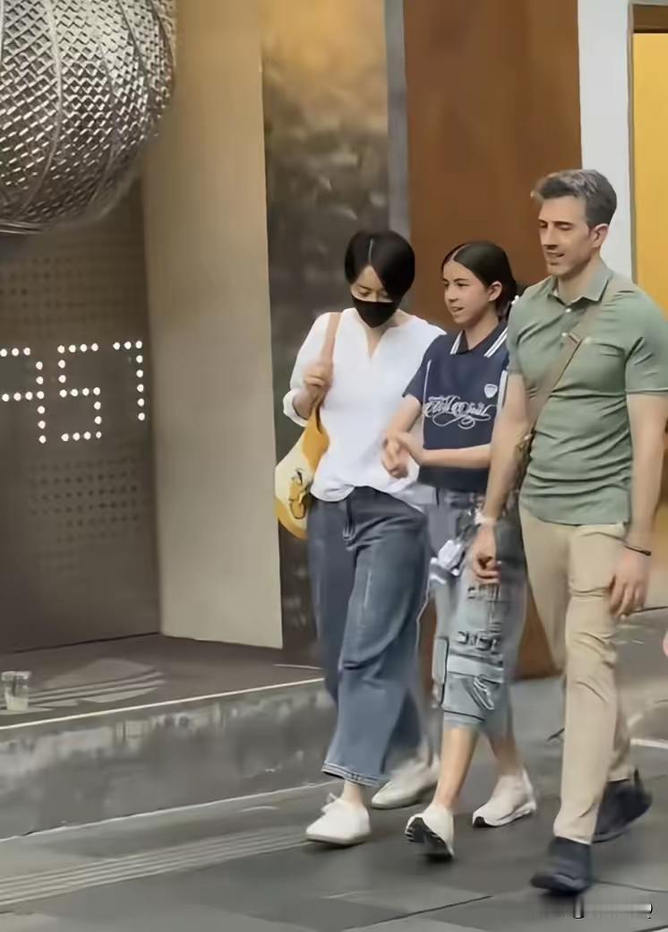 梁咏琪一家三口!这一家三口妥妥的大长腿呀！女儿才13岁，你看看这个子和妈妈都快一