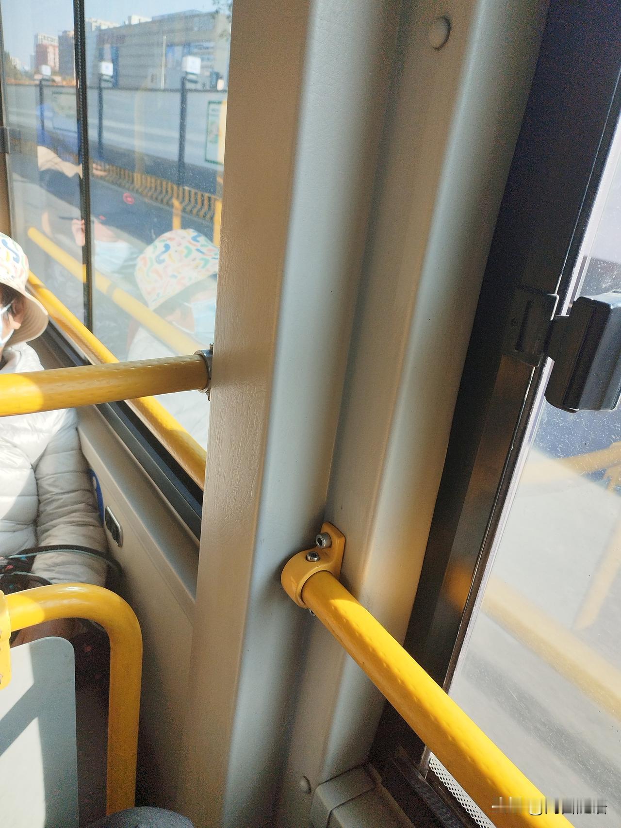 某一站，上来一位四十多岁的女士，站在我前方。她伸手想推开右侧的窗户，但窗户有些