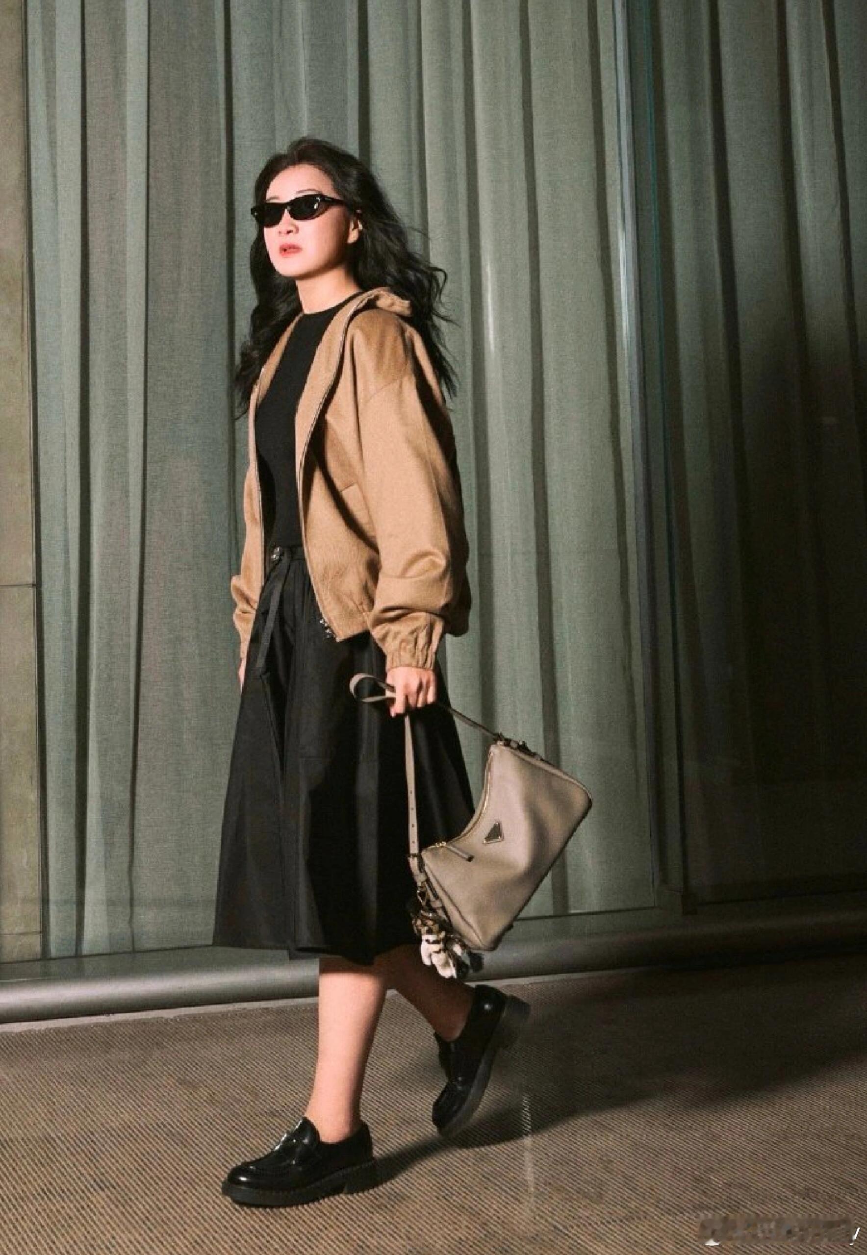 男装周好久不见的贾玲！出发米兰时装周出席Prada大秀，身穿驼毛短夹克撞色尼龙