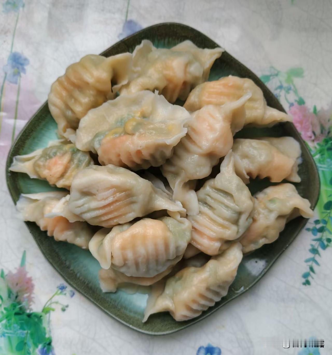 猪肉饺子放什么菜好吃?猪肉饺子适合放很多菜，可放的有：韭菜虾仁鸡蛋，还有香菇、