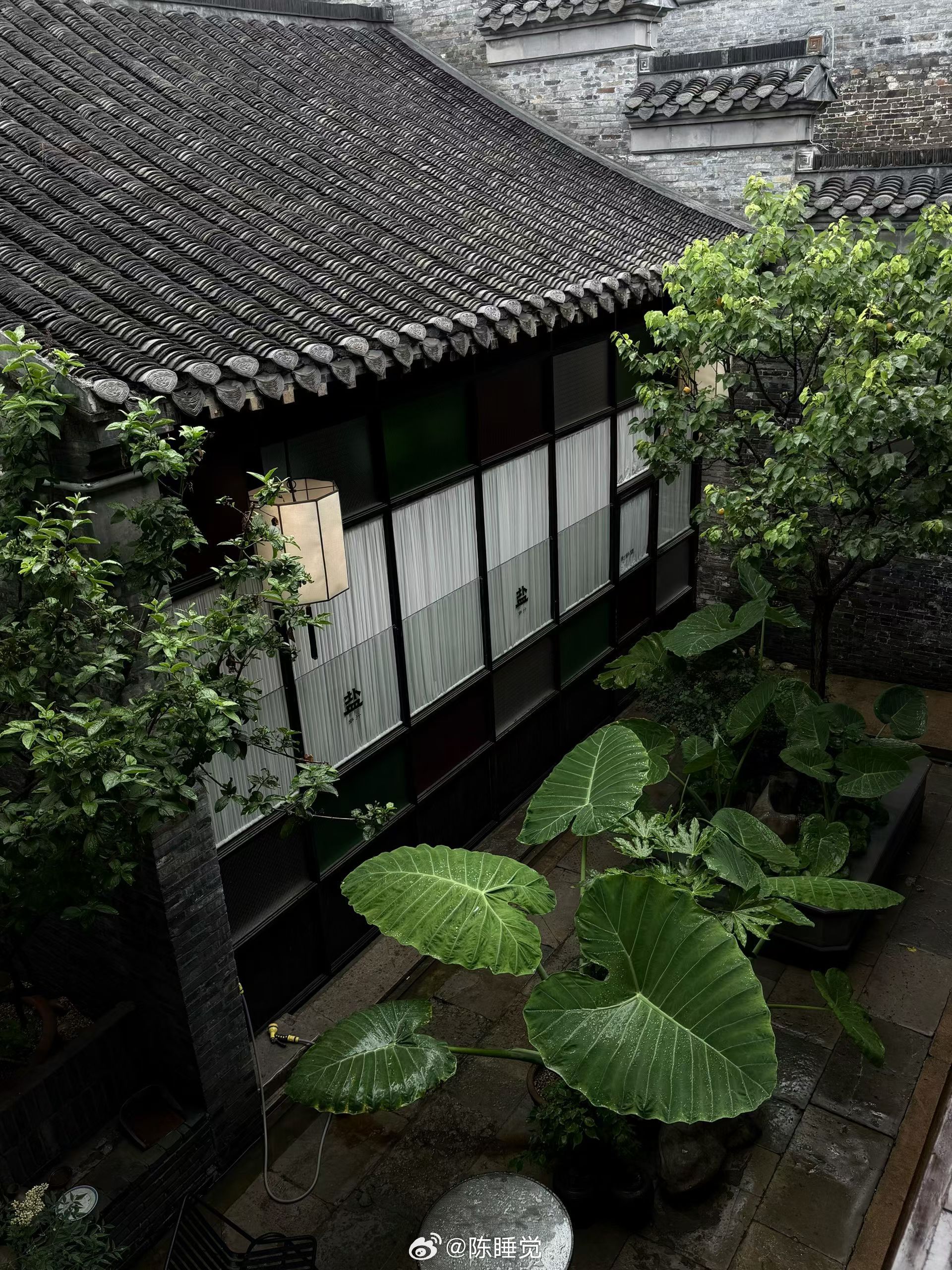 闷热潮湿的天气，不想上班，哪儿都不想去，就想在家待着。