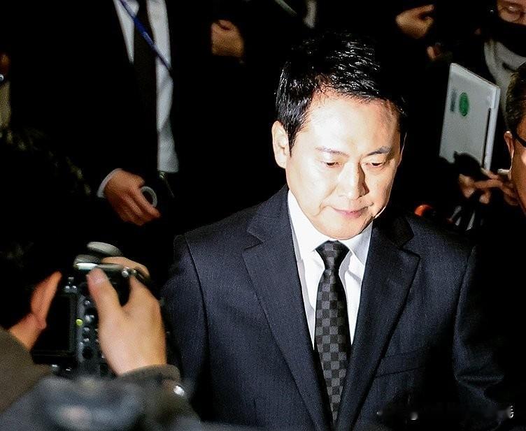 2月20日，韩国国民力量党党首张东赫公开力挺一审被判无期的尹锡悦，此举实则宣告“