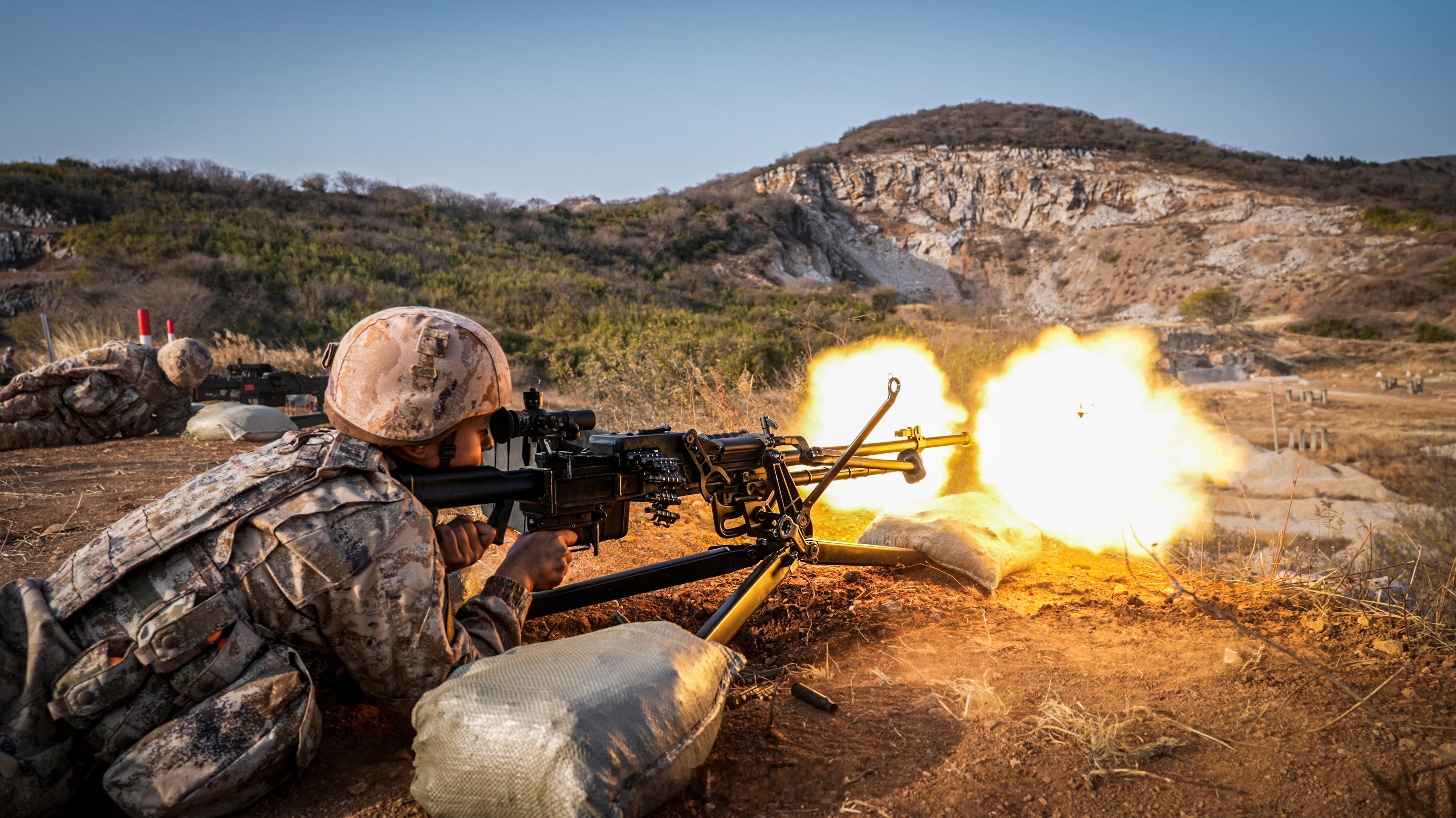 【震撼！9图感受陆军重机枪超猛火力】近日，陆军某合成旅组织某型重机枪实弹射击训练