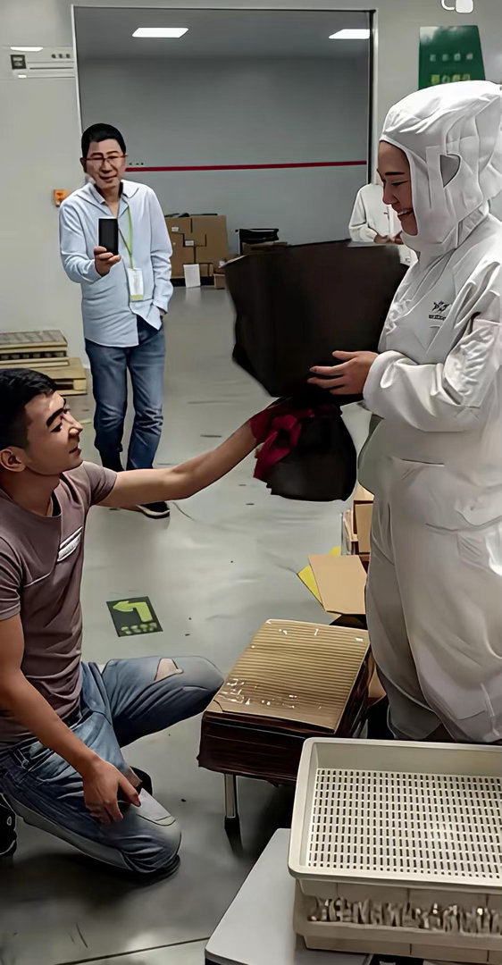 又一个流水线女孩，被组长追到手了