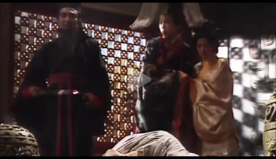 三国演义里出现非常惊人相似的一幕。国舅董承密谋杀曹操被告发，曹操拿到证据进宫逼问