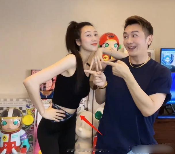 生了这么多个肚子还这么平坦光滑，也是佩服