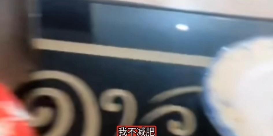 巴基斯坦的阿霞，不知道是她有意还是无意的，通过直播间告诉她的中国朋友，她现在因为