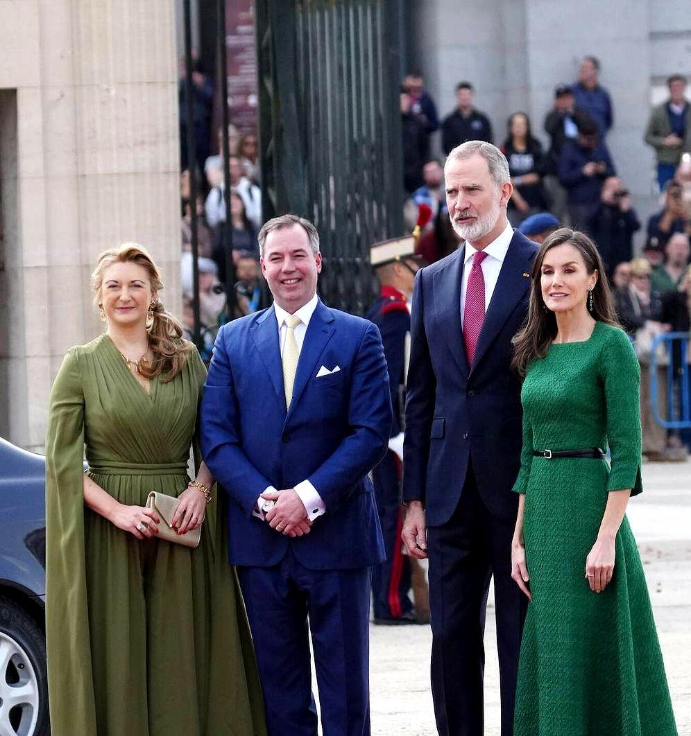 你敢信？同样穿饱和绿礼服，有人把衣服穿成雕塑，衣服直接把人吞得半分存在感都没。