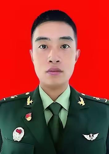 王亮，1999年1月生，江西景德镇人，中共党员，2016年9月入伍，陆军第72集