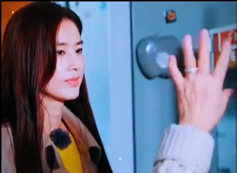 黄圣依，给天底下想离婚的女人都狠狠地上了一课。离婚后，黄圣依搬到母亲家里同住，
