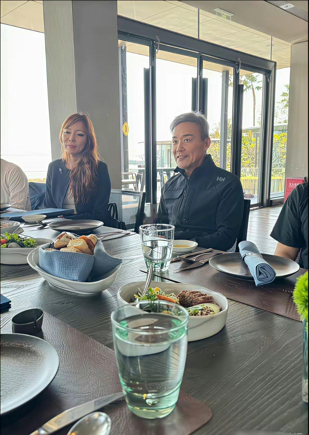 万科总裁王石的状态越来越好精气神这块看上去哪像75岁的老人，顶多就是57岁吧​