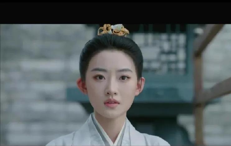 1.《藏海传》。庄之行回到了平津侯府。列队迎接的仆人喊他“侯爷”。从此，他也可以