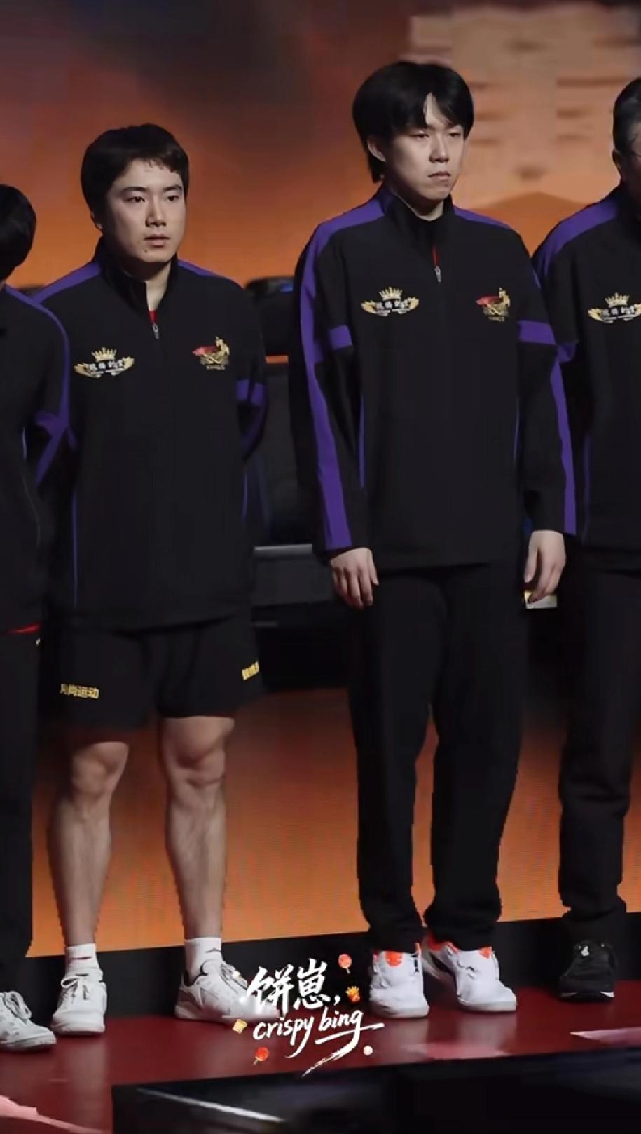 王楚钦垫脚名场面笑不活了！谁能想到乒超赛场还能看到这么可爱的一幕啊！大头王