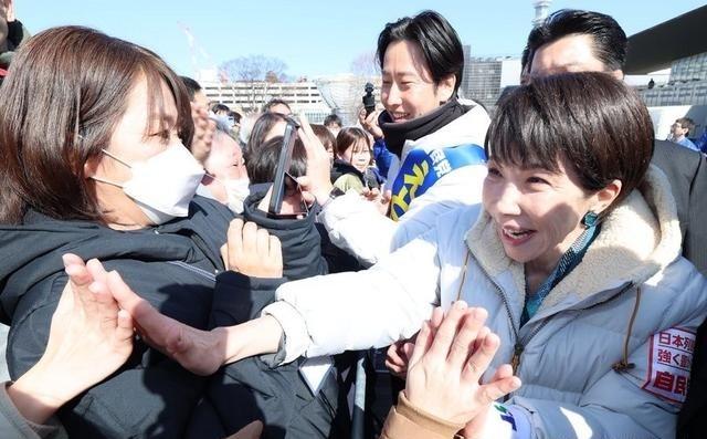 日本国内正在发生一件有意思的事，越来越多的普通人开始跟高市早苗划清界限，理由很简