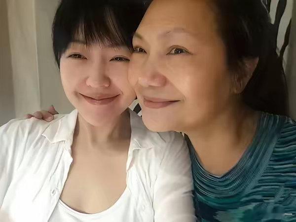 S妈被小S“禁言”，哭诉自己这么大年纪还能干什么？​黄春梅发文这么多次，几乎每次