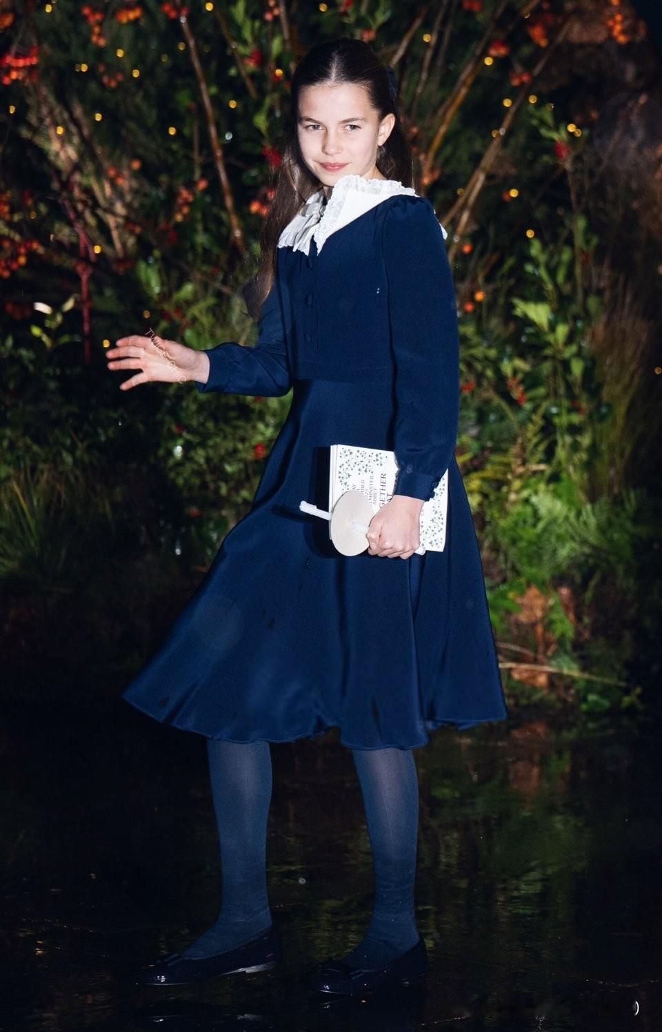 圣诞颂歌活动中的夏洛特公主！已经很久没看到了，依然是长发搭配蝴蝶结，多少都有点女