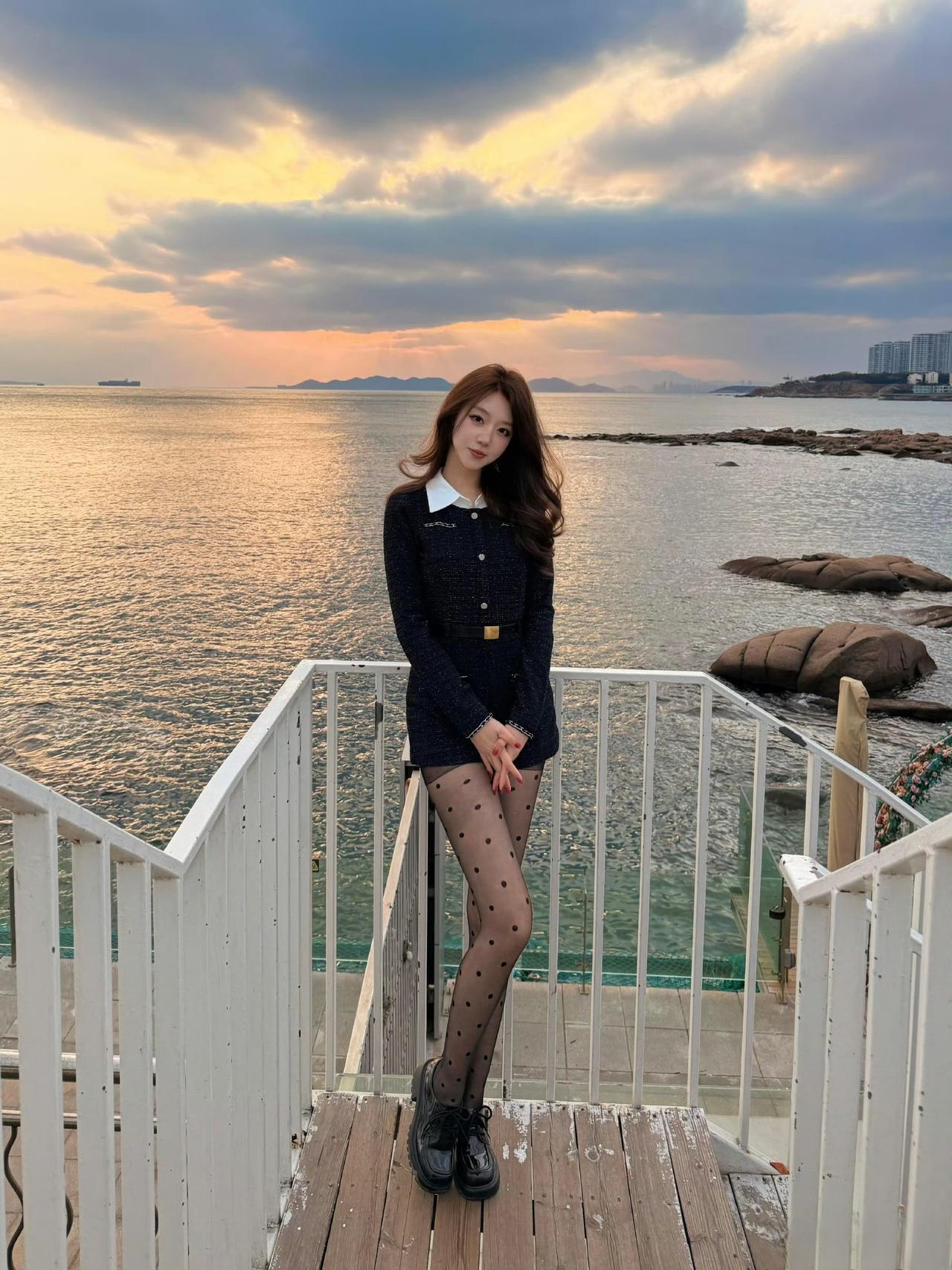 这套是“复古甜美的粗花呢”穿搭，适配海边都市场景，优雅与甜酷感兼具：-单