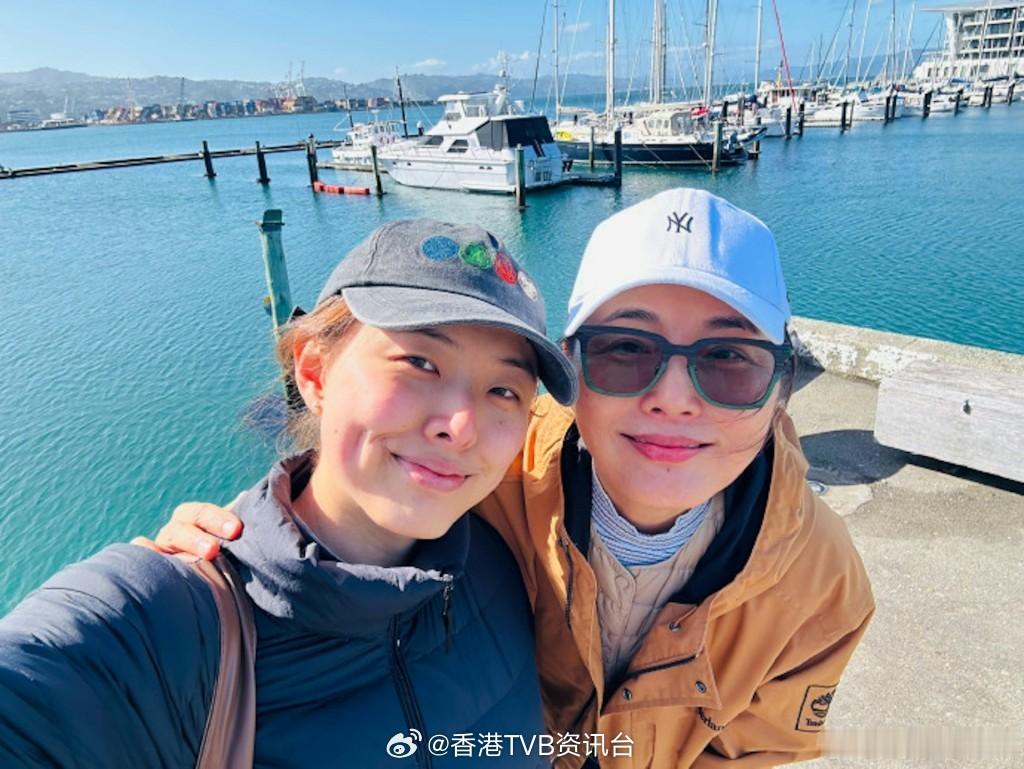 张锦程前妻张延罕晒21岁爱女合照母女长得一模一样颜值很高感情极深等到女儿成年