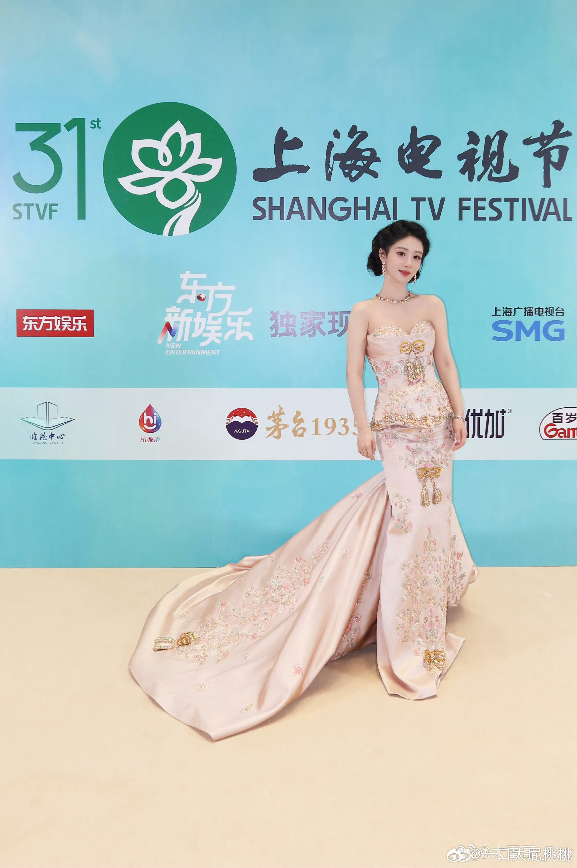 杨紫的白玉兰礼服原来有三套祖海高定备选，最终选了粉色这套。白色也挺好看就是显胯大