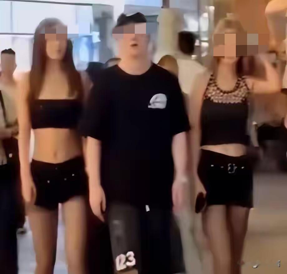 王思聪被曝恋爱期被绿，难怪孩子像王健林也不认！2022年7月，黄一鸣直播时