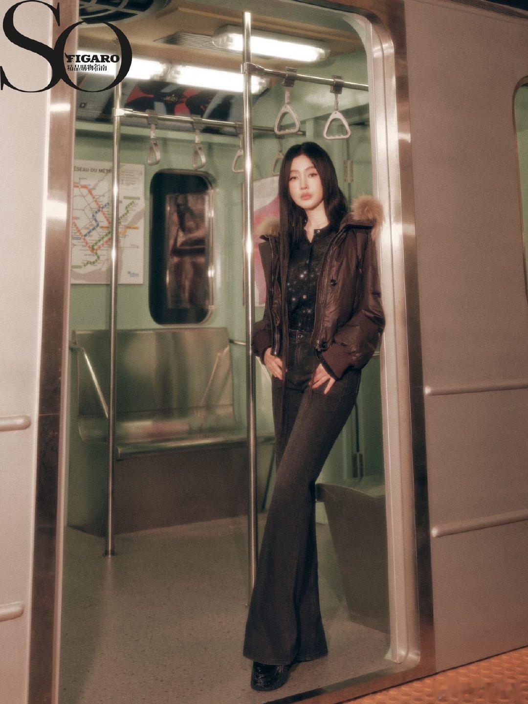 红发暴击！张天爱身着白色羽翼空降地铁，将都市浪漫与神性美学狠狠拿捏。破碎感藏在眼