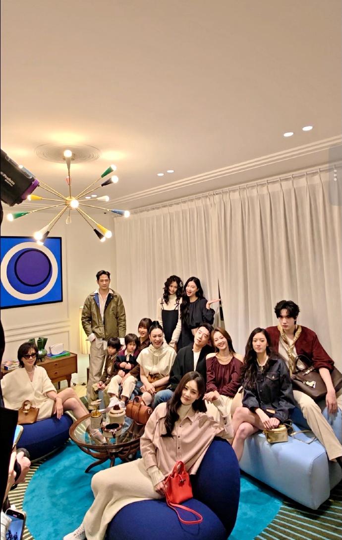 最近刘嘉玲和钟丽缇一起出席时尚活动，两位都穿了白色的衣服，看起来也都很年轻。