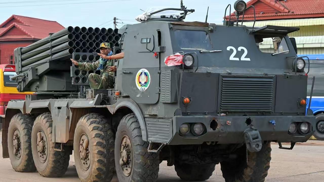 开战！柬埔寨就不打算手软了！40管火箭炮集群轰炸。泰国发现捅了马蜂窝，柬埔寨BM