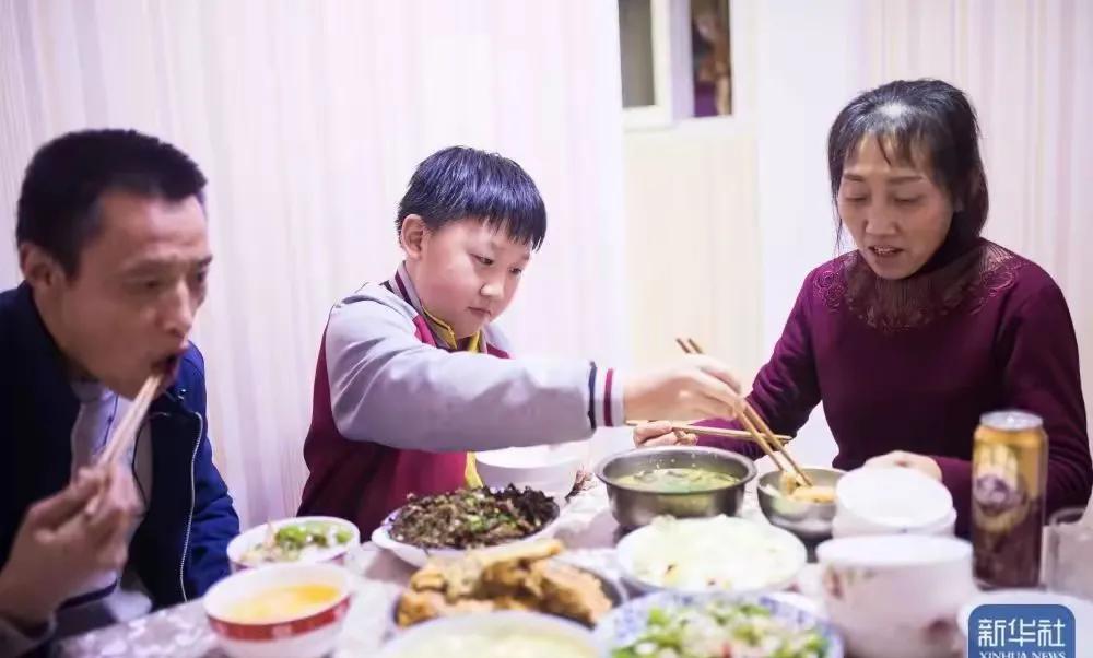 15年前拍了一张很有名的照片，岁月如梭，15年后同一地点相同的人物重拍纪念。15