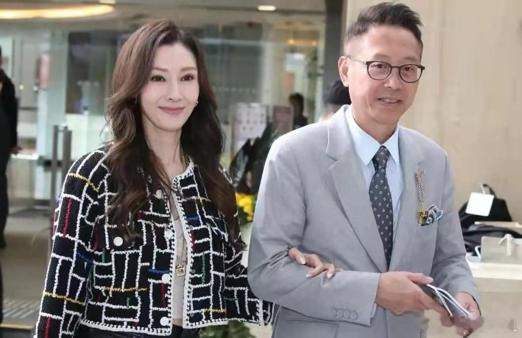 李嘉欣老公香港被追拍，秃顶还罗圈腿，穿高定西装但不像有钱人！！！​​​