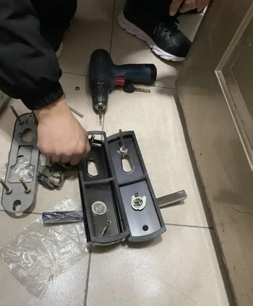 为啥上门开锁最后都变成了换锁？因为钥匙锁家里，大半夜叫开锁服务，所以杭州这个