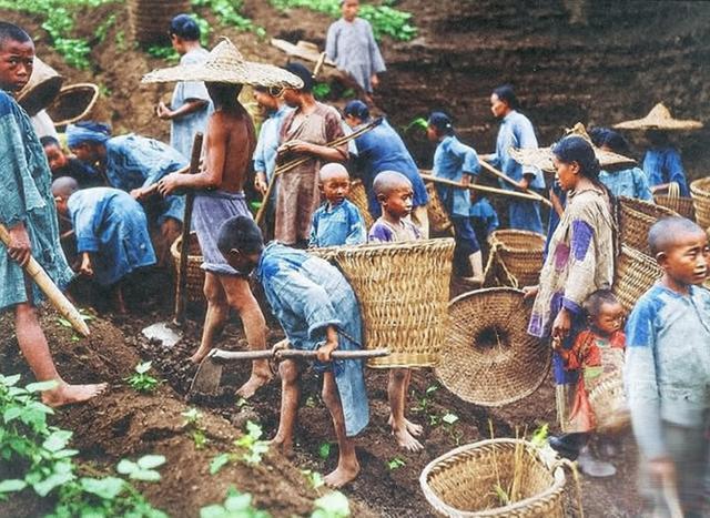1937年6月，四川遂宁灾民雨后耕种，泥泞的土地上挤满了衣衫褴褛的灾民，成年男女