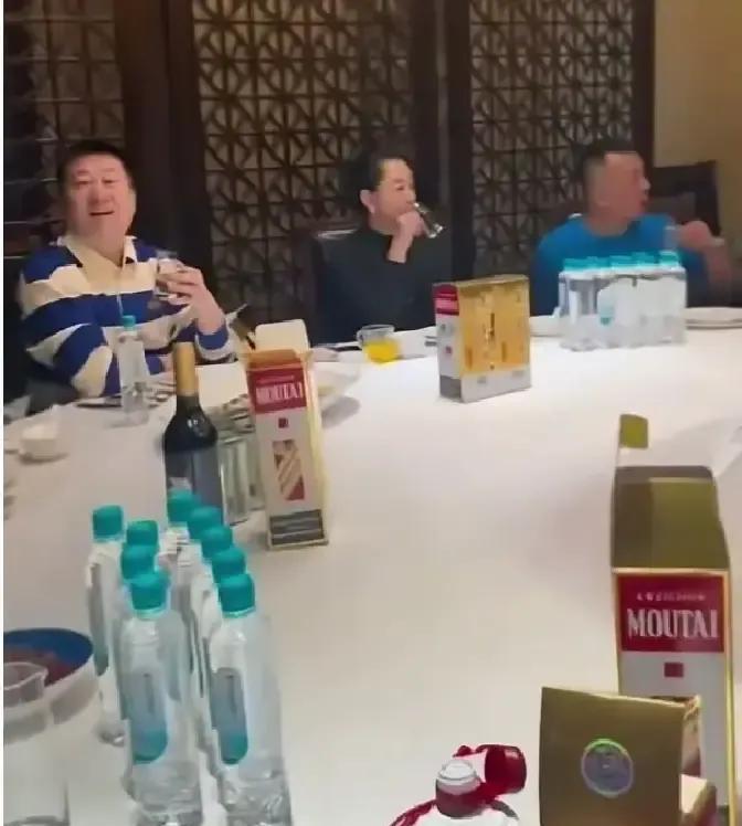 别再信什么“台下守私德”了。德云社的角儿们，饭局就是他们的第二舞台。你看到的