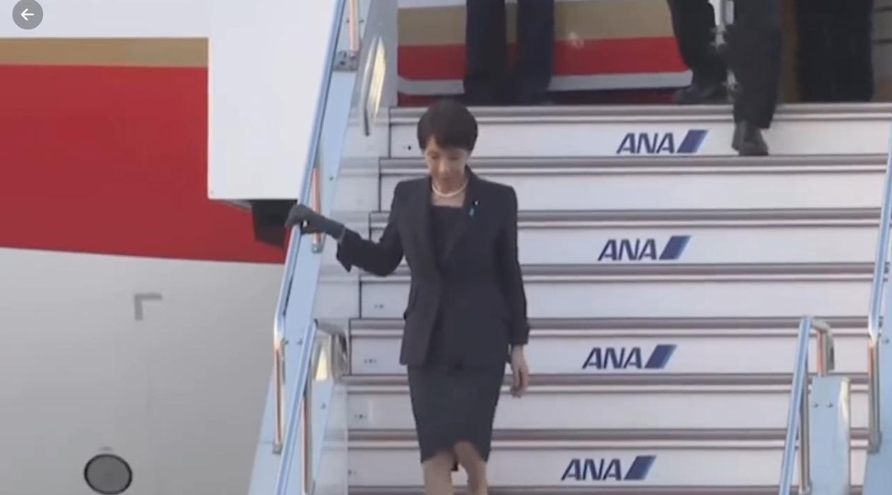 3月21日下午日本女首相从美国抵达日本东京羽田机场，站在机舱门口的空姐好漂亮；当