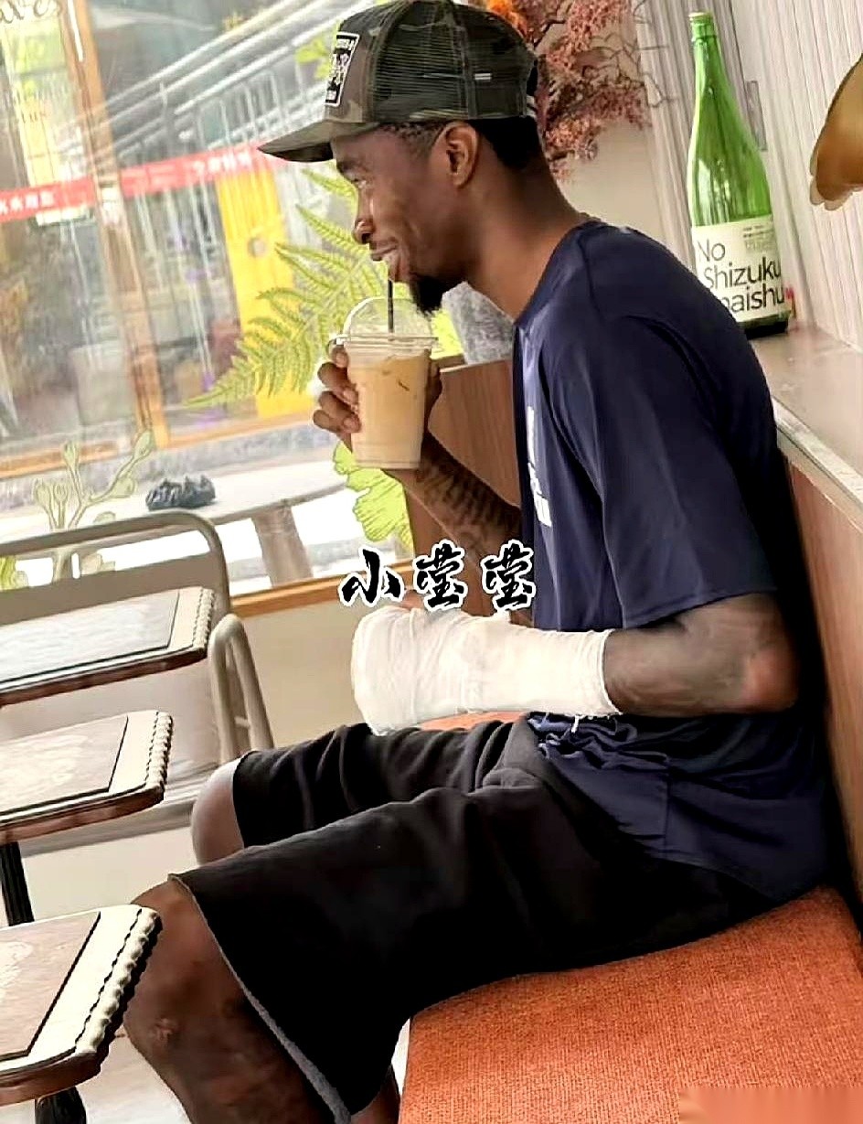 萨姆纳最新被球迷拍到的照片里，小臂和手掌缠着纱布，外表看着像是打了石膏。另一边连工资都发不出、差点要