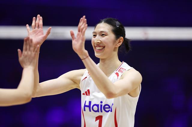 女排亚锦赛半决赛，中国队再战伊朗队黑马——赞中国女排！中国队主攻双星闪耀！