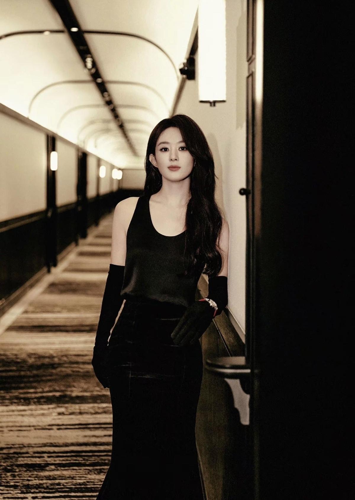 当赵丽颖穿上黑色丝绒，整个世界都安静了。她的美[玫瑰]从来不止一种模样，每一次出