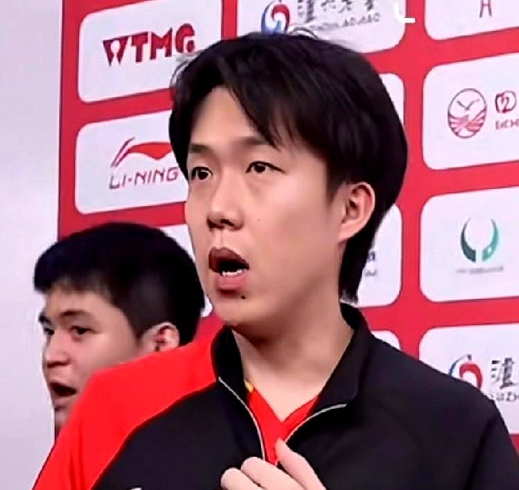 王楚钦不愧是“采访界”的天花板，哈哈哈！成都混团世界杯赛后，队友、蒯曼、林诗