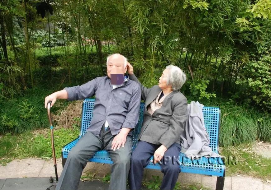 老伴得了阿尔茨海默病。她慢慢忘了好多事。起初是忘关煤气，后来忘了回家的路，最