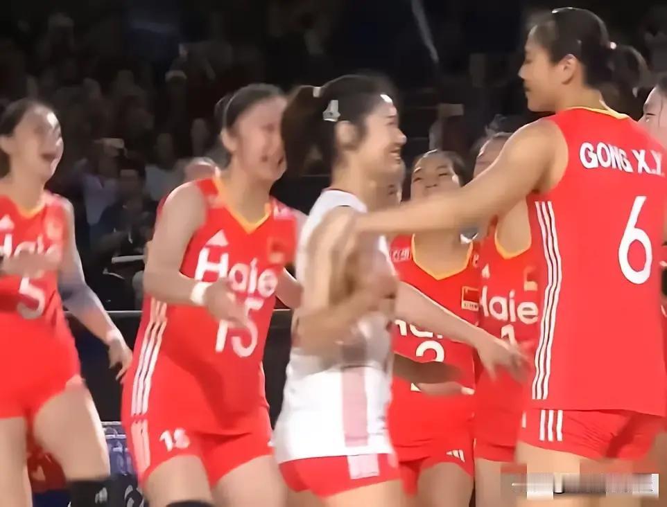 今天是11月10日，今天下午16：00，全运会女排小组赛，山东女排对阵上海女排，