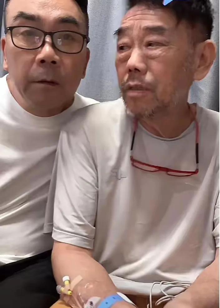 杨议和三哥一起直播。镜头当中的杨伦，在医院的病床上，胡子拉碴，满脸颓废。杨议